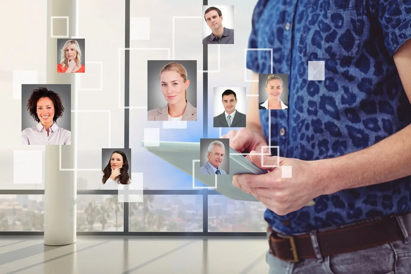 Бизнесмен использует приложение для связи со своими коллегами.