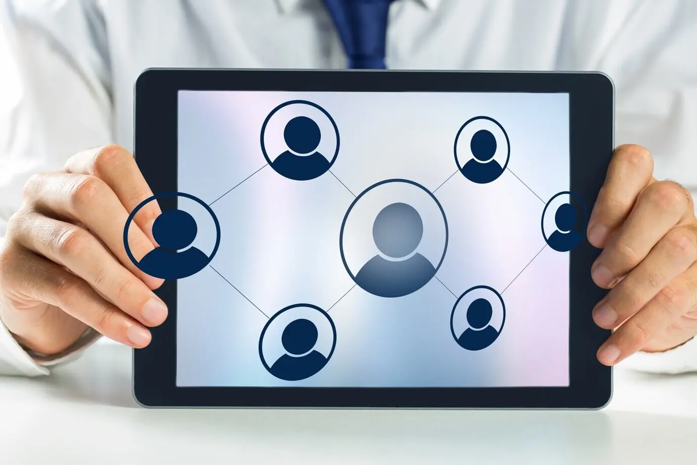 Крупный план планшета с синими иконками.