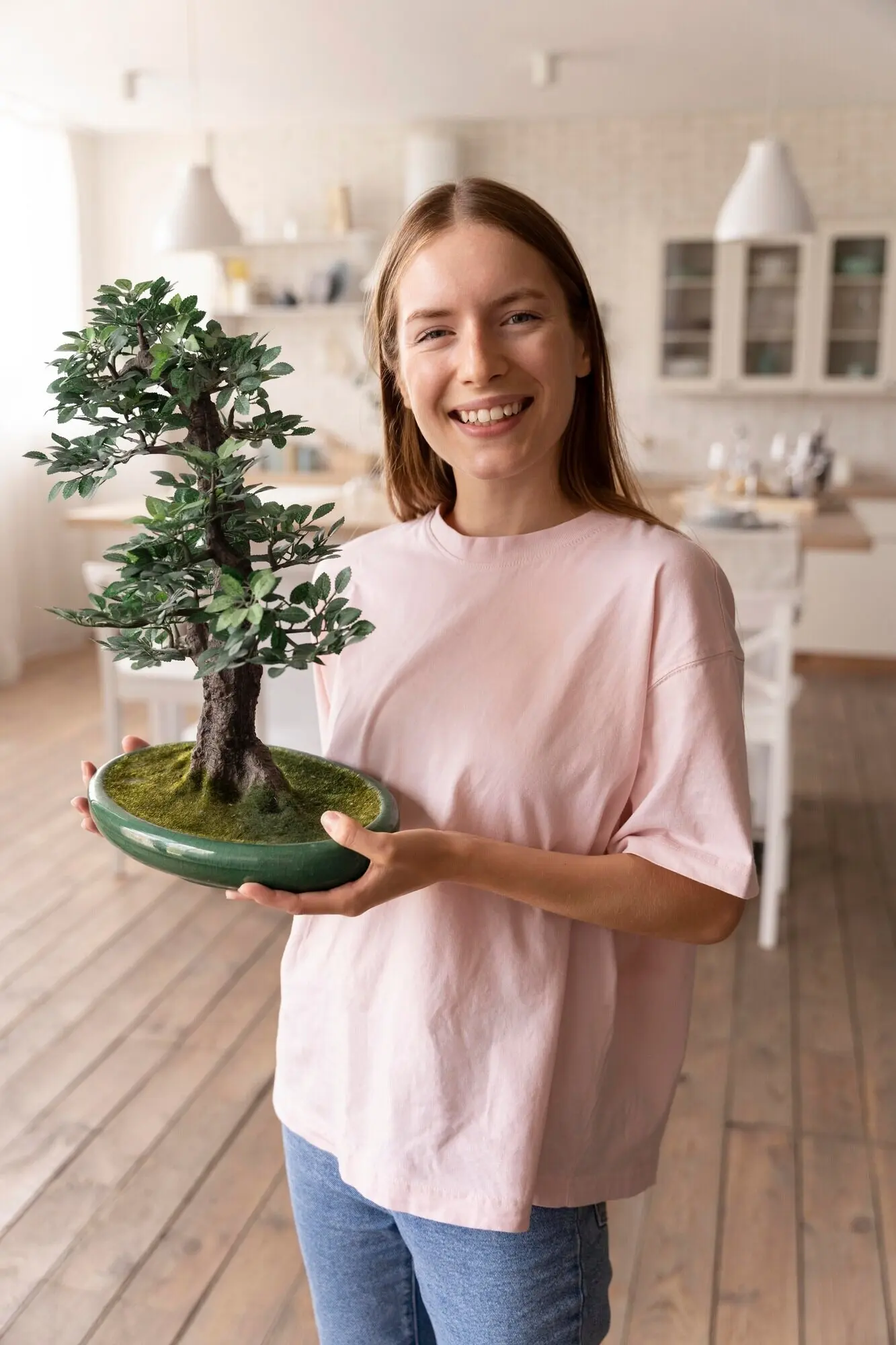 Крупный план человека, делающего дом комфортным.