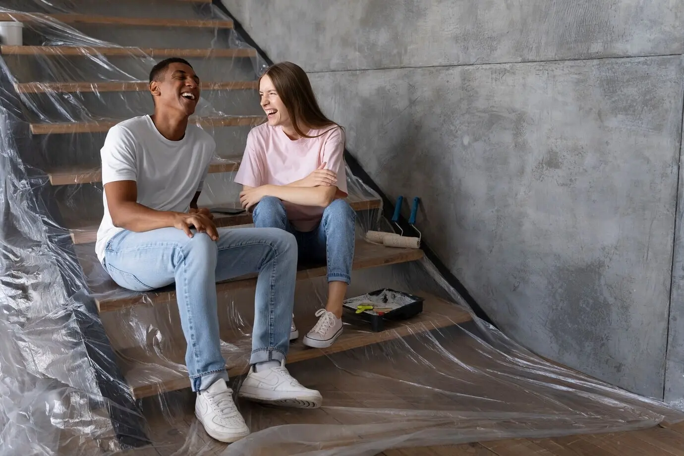 Крупный план людей, создающих комфорт в доме.