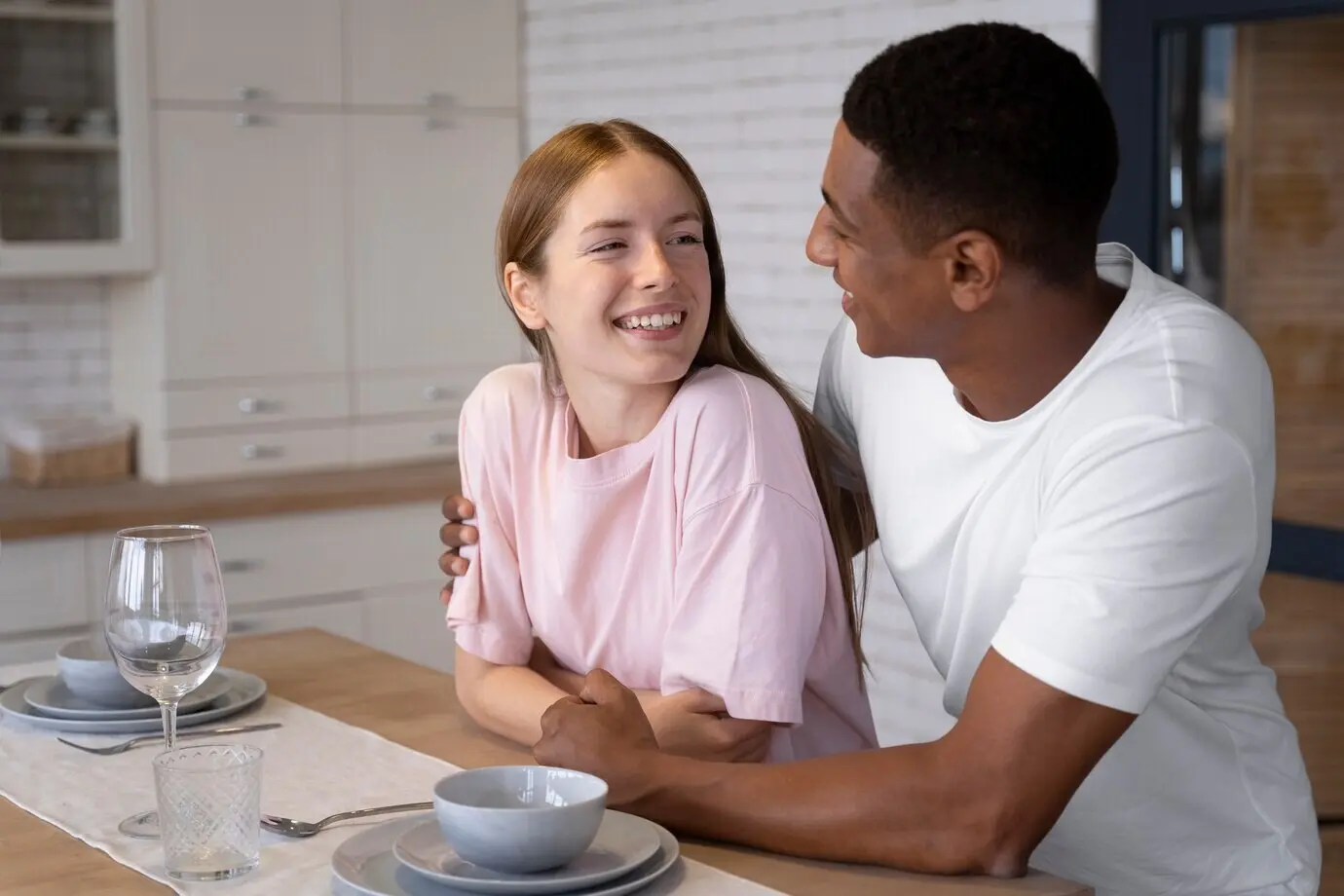 Крупный план людей, делающих дом комфортным.